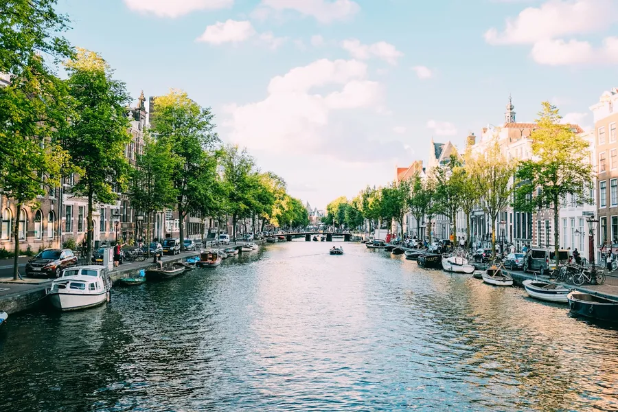 Amsterdam, gracht met grachtenpanden